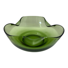 Vintage 1970s Anchor Hocking chip and dip bowl set in avocado green glass. Features sculptural wavy design and glossy finish. Includes large and small bowls in very good condition, ideal for serving or display.
