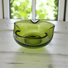 Vintage 1970s Anchor Hocking chip and dip bowl set in avocado green glass. Features sculptural wavy design and glossy finish. Includes large and small bowls in very good condition, ideal for serving or display.
