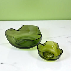 Vintage 1970s Anchor Hocking chip and dip bowl set in avocado green glass. Features sculptural wavy design and glossy finish. Includes large and small bowls in very good condition, ideal for serving or display.