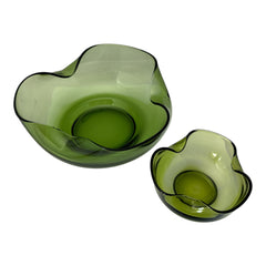 Vintage 1970s Anchor Hocking chip and dip bowl set in avocado green glass. Features sculptural wavy design and glossy finish. Includes large and small bowls in very good condition, ideal for serving or display.