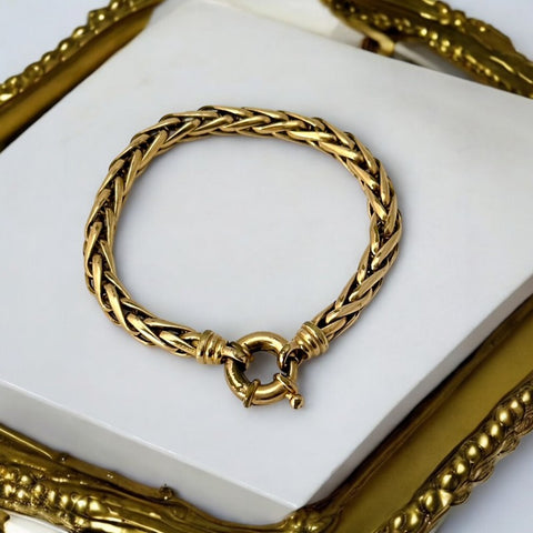 Vintage French wheat chain bracelet, gold-plated design from the 1980s, featuring an elegant oversized clasp for a bold yet refined statement