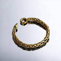 Vintage French wheat chain bracelet, gold-plated design from the 1980s, featuring an elegant oversized clasp for a bold yet refined statement