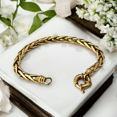 Vintage French wheat chain bracelet, gold-plated design from the 1980s, featuring an elegant oversized clasp for a bold yet refined statement