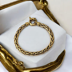 Vintage French wheat chain bracelet, gold-plated design from the 1980s, featuring an elegant oversized clasp for a bold yet refined statement
