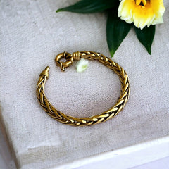 Vintage French wheat chain bracelet, gold-plated design from the 1980s, featuring an elegant oversized clasp for a bold yet refined statement