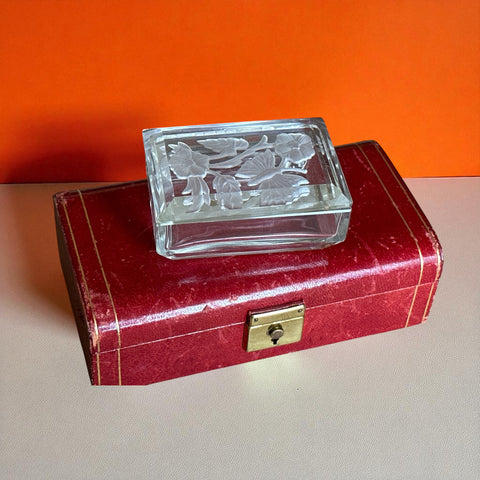 Vintage 1940s clear glass vanity box with reversed etched floral and butterfly design, beveled lid, and frosted detailing—perfect for jewelry, trinkets, or decorative display.