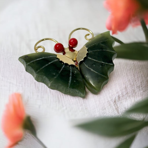 Broche papillon vintage en jade vert vif et ton doré avec des