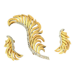 Vintage Jomaz feather brooch and earrings set from the early 1960s, featuring clear pave rhinestones set in silver-tone metal for the quill and textured gold-plated metal for the feather. Signed Jomaz on the back, in very good vintage condition with all original rhinestones present.