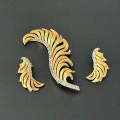Vintage Jomaz feather brooch and earrings set from the early 1960s, featuring clear pave rhinestones set in silver-tone metal for the quill and textured gold-plated metal for the feather. Signed Jomaz on the back, in very good vintage condition with all original rhinestones present.