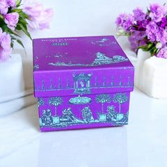 Fuchsia toile de Jouy gift box with intricate patterns, containing four artisanal Marseille cube soaps in Fig, Jasmine, Rose, and Lily of the Valley fragrances.
