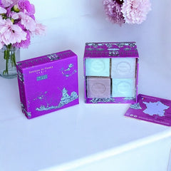 Fuchsia toile de Jouy gift box with intricate patterns, containing four artisanal Marseille cube soaps in Fig, Jasmine, Rose, and Lily of the Valley fragrances.