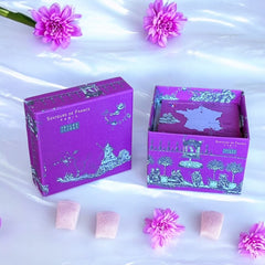 Fuchsia toile de Jouy gift box with intricate patterns, containing four artisanal Marseille cube soaps in Fig, Jasmine, Rose, and Lily of the Valley fragrances.