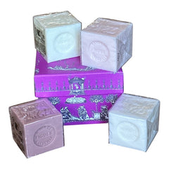 Fuchsia toile de Jouy gift box with intricate patterns, containing four artisanal Marseille cube soaps in Fig, Jasmine, Rose, and Lily of the Valley fragrances.