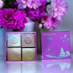 Fuchsia toile de Jouy gift box with intricate patterns, containing four artisanal Marseille cube soaps in Fig, Jasmine, Rose, and Lily of the Valley fragrances.