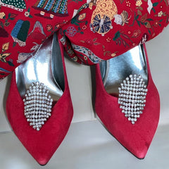 Pair of vintage 1950s Musi clear rhinestone chain shoe clips with an elongated shape, featuring triangular details at the top and bottom. The top rhinestone chains are soldered, while the bottom section moves for added sparkle. Signed 'Musi' on the back, in very good vintage condition with one slightly darkened rhinestone.