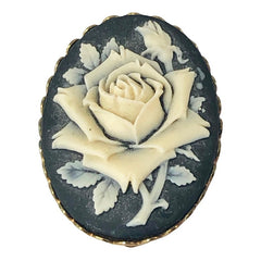 A lovely vintage French faux cameo scarf/dress clip from the late 1950s or early 1960s. Featuring a cream-colored high relief rose set against a black background, encased in a scalloped gold-tone bezel. The hammered gold frame adds texture, while the clip at the back ensures secure attachment to scarves, dresses, or lapels. Marked '3S' on the back, though the maker is unknown. A timeless and elegant accessory, perfect for vintage lovers and sustainable fashion enthusiasts.