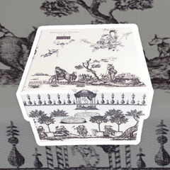 Gray Toile de Jouy gift box with intricate patterns, containing four artisanal Marseille cube soaps in Honeysuckle, Almond, Verbena, and Jasmine fragrances.