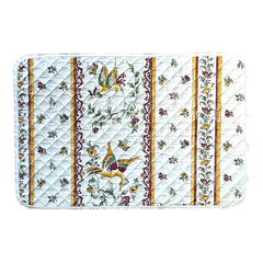Provence Reversible quilted cotton placemat in Moustiers Red by Tissus Toselli, featuring traditional Provençal motifs inspired by Moustiers ceramics, with two birds in flight, floral garlands, and cream trim.