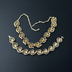 Vintage 1950s white enamel and gold-tone necklace and bracelet set with openwork textured wire design, adjustable hook clasp necklace and snap lock bracelet, in very good condition with light enamel wear.