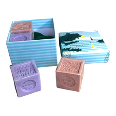 Sea-themed gift box with an elegant design, containing four artisanal Marseille cube soaps: two in Fig fragrance and two in Lavender fragrance.