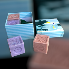 Sea-themed gift box with an elegant design, containing four artisanal Marseille cube soaps: two in Fig fragrance and two in Lavender fragrance.