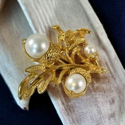 Vintage Avon Faux Pearl Acorn Brooch Pendant - 1970s Gold Tone Beauty - Autumn Glory