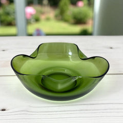 Vintage 1970s Anchor Hocking chip and dip bowl set in avocado green glass. Features sculptural wavy design and glossy finish. Includes large and small bowls in very good condition, ideal for serving or display.