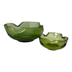 Vintage 1970s Anchor Hocking chip and dip bowl set in avocado green glass. Features sculptural wavy design and glossy finish. Includes large and small bowls in very good condition, ideal for serving or display.