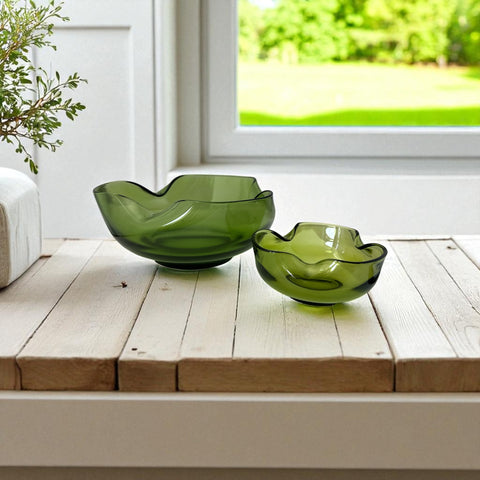 Vintage 1970s Anchor Hocking chip and dip bowl set in avocado green glass. Features sculptural wavy design and glossy finish. Includes large and small bowls in very good condition, ideal for serving or display.