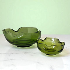 Vintage 1970s Anchor Hocking chip and dip bowl set in avocado green glass. Features sculptural wavy design and glossy finish. Includes large and small bowls in very good condition, ideal for serving or display.