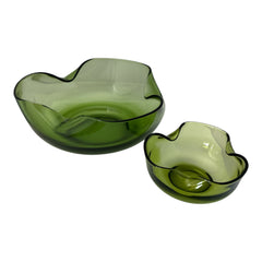 Vintage 1970s Anchor Hocking chip and dip bowl set in avocado green glass. Features sculptural wavy design and glossy finish. Includes large and small bowls in very good condition, ideal for serving or display.