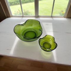 Vintage 1970s Anchor Hocking chip and dip bowl set in avocado green glass. Features sculptural wavy design and glossy finish. Includes large and small bowls in very good condition, ideal for serving or display.
