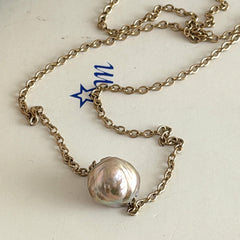 Vintage gold‑filled necklace with a beige baroque pearl pendant.