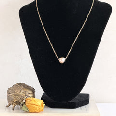 Vintage gold‑filled necklace with a beige baroque pearl pendant.