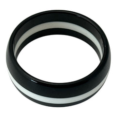  vintage black and white striped Lucite bangle bracelet with a sleek modern design inspired by 70s or 80s fashion. Featuring a white central ring framed by black rings on each side, this unsigned bracelet is in very good condition and makes a bold statement accessory.