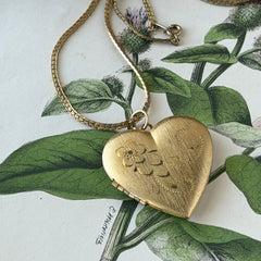 Vintage Victorian Revival Engraved Gold‑Tone Floral Heart Locket and Chain Necklace – 1970s–1980s