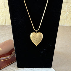 Vintage Victorian Revival Engraved Gold‑Tone Floral Heart Locket and Chain Necklace – 1970s–1980s