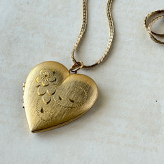 Vintage Victorian Revival Engraved Gold‑Tone Floral Heart Locket and Chain Necklace – 1970s–1980s