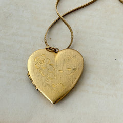 Vintage Victorian Revival Engraved Gold‑Tone Floral Heart Locket and Chain Necklace – 1970s–1980s