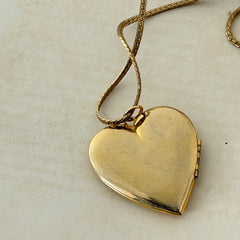 Vintage Victorian Revival Engraved Gold‑Tone Floral Heart Locket and Chain Necklace – 1970s–1980s