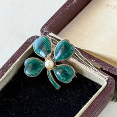Vintage green guilloché enamel four‑leaf clover brooch with faux pearl center and rose gold tone finish.