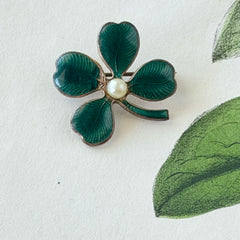 Vintage green guilloché enamel four‑leaf clover brooch with faux pearl center and rose gold tone finish.