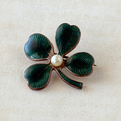 Vintage green guilloché enamel four‑leaf clover brooch with faux pearl center and rose gold tone finish.