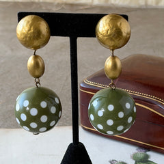 Vintage 1980s green and white polka‑dot plastic ball dangle gold tone statement clip‑on earrings.