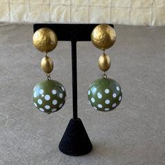 Vintage 1980s green and white polka‑dot plastic ball dangle gold tone statement clip‑on earrings.