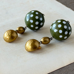 Vintage 1980s green and white polka‑dot plastic ball dangle gold tone statement clip‑on earrings.