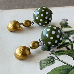 Vintage 1980s green and white polka‑dot plastic ball dangle gold tone statement clip‑on earrings.