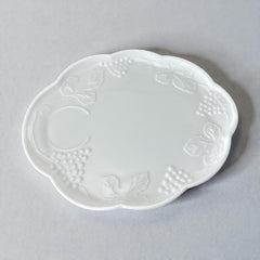  Vintage Indiana Glass Colony Harvest Grape milk glass snack plate and cup set from the 1960s, featuring embossed grapevine motifs and glossy white finish.
