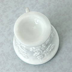  Vintage Indiana Glass Colony Harvest Grape milk glass snack plate and cup set from the 1960s, featuring embossed grapevine motifs and glossy white finish.
