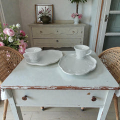  Vintage Indiana Glass Colony Harvest Grape milk glass snack plate and cup set from the 1960s, featuring embossed grapevine motifs and glossy white finish.
